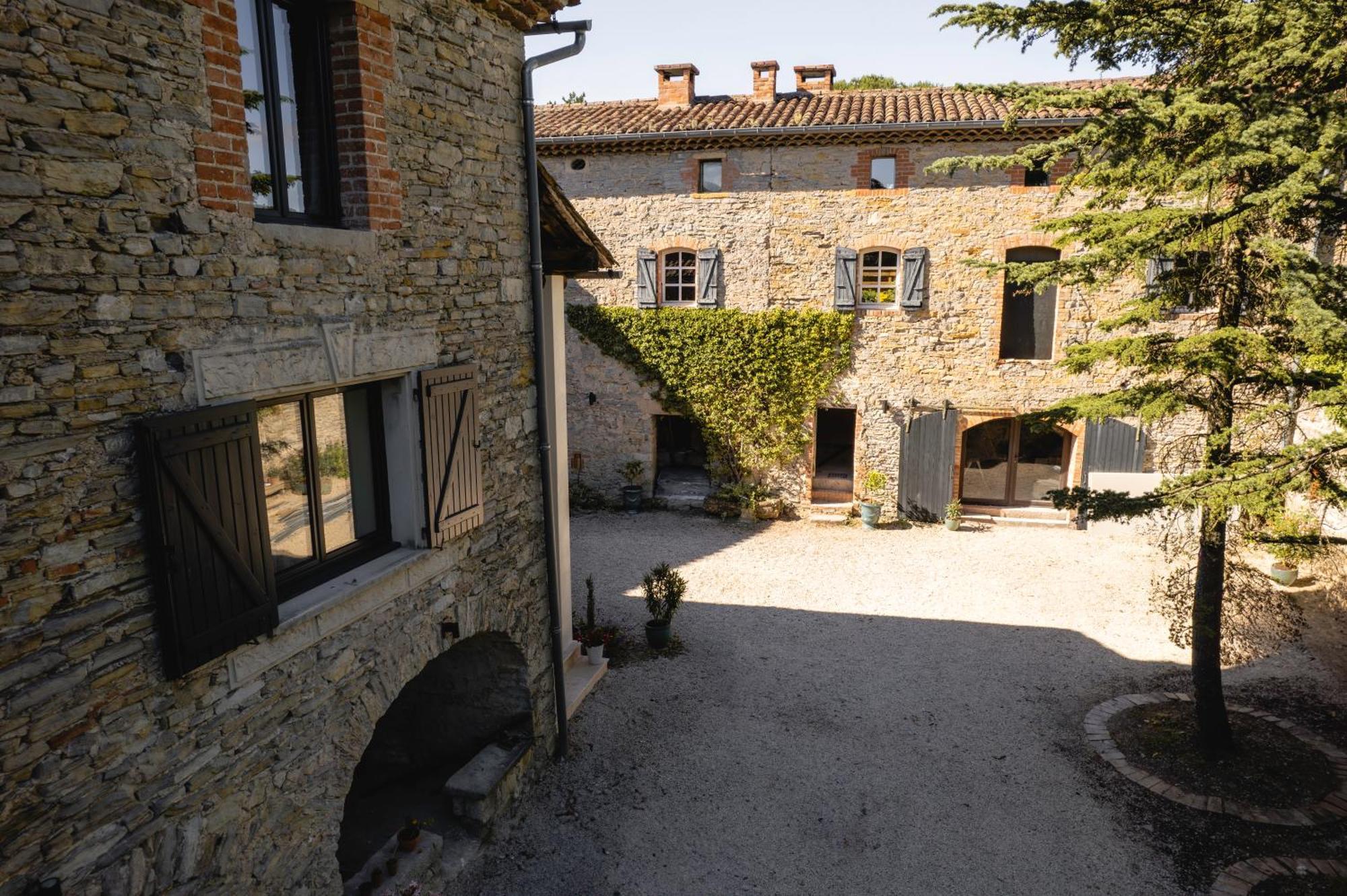ホテル Les Terres Aoyama Saint Julien Les Rosiers エクステリア 写真